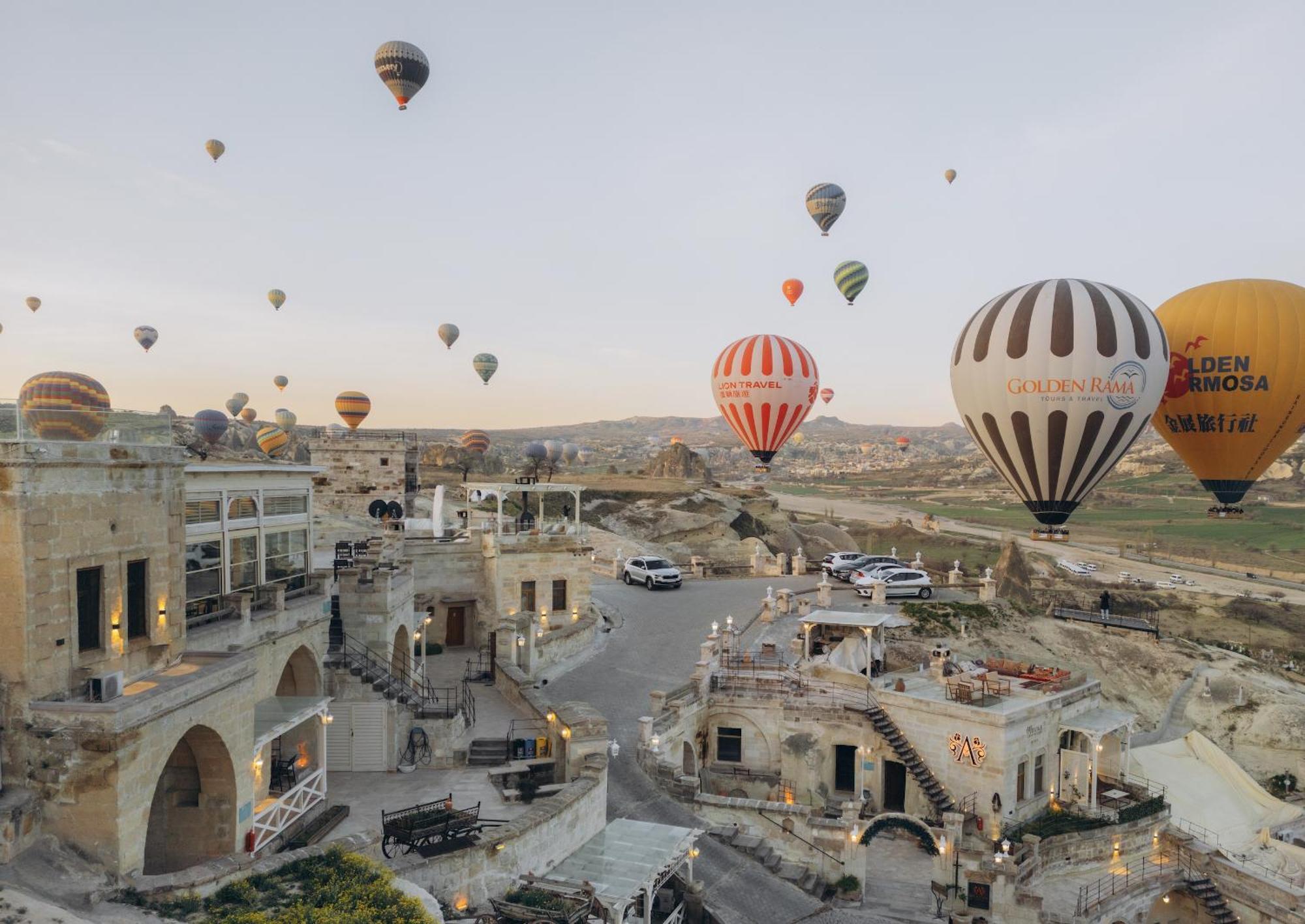 Azure Cave Suites - Cappadocia Göreme Exterior foto